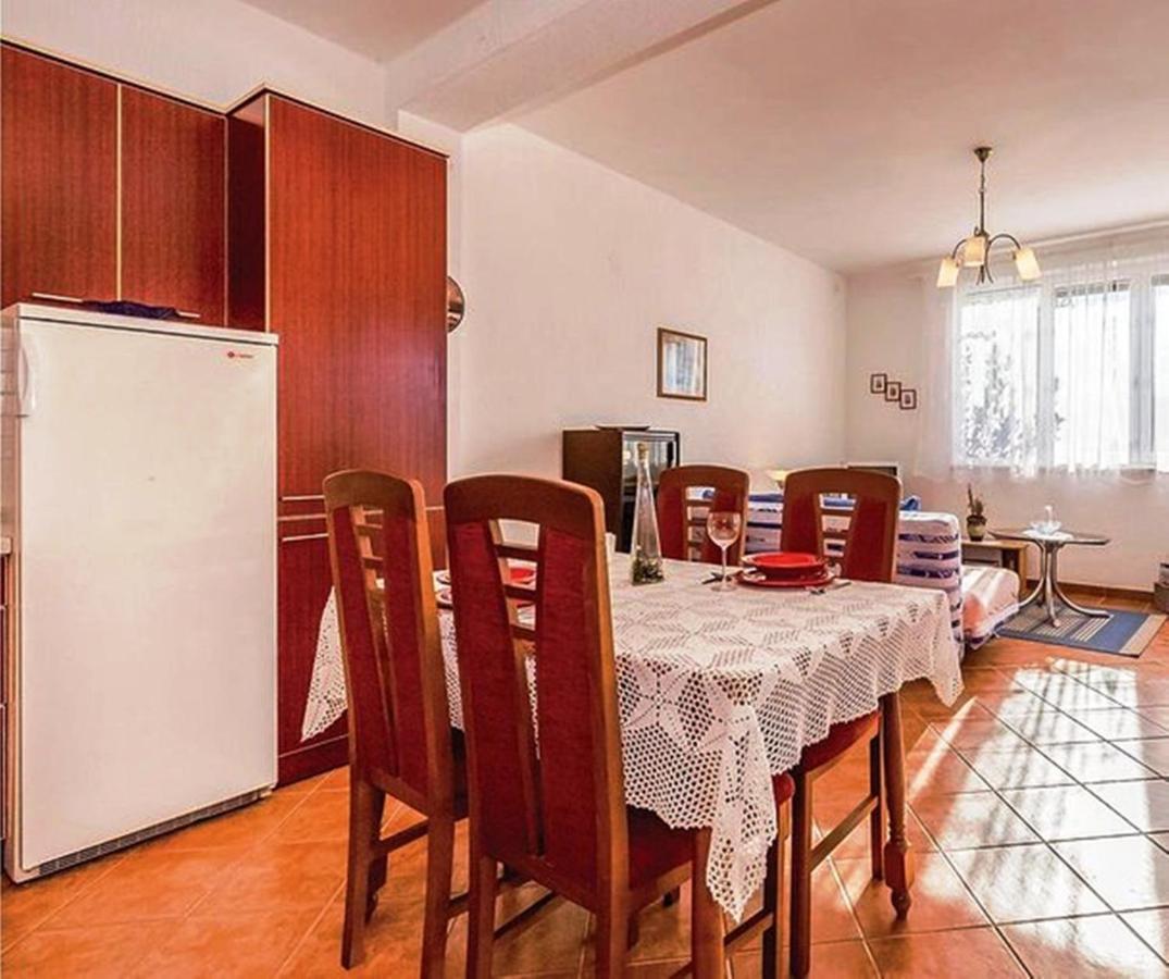Cecillia Mare Apartments Ровин Екстериор снимка