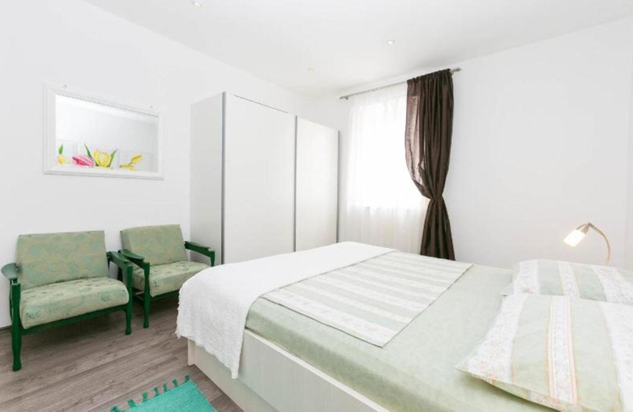 Cecillia Mare Apartments Ровин Екстериор снимка