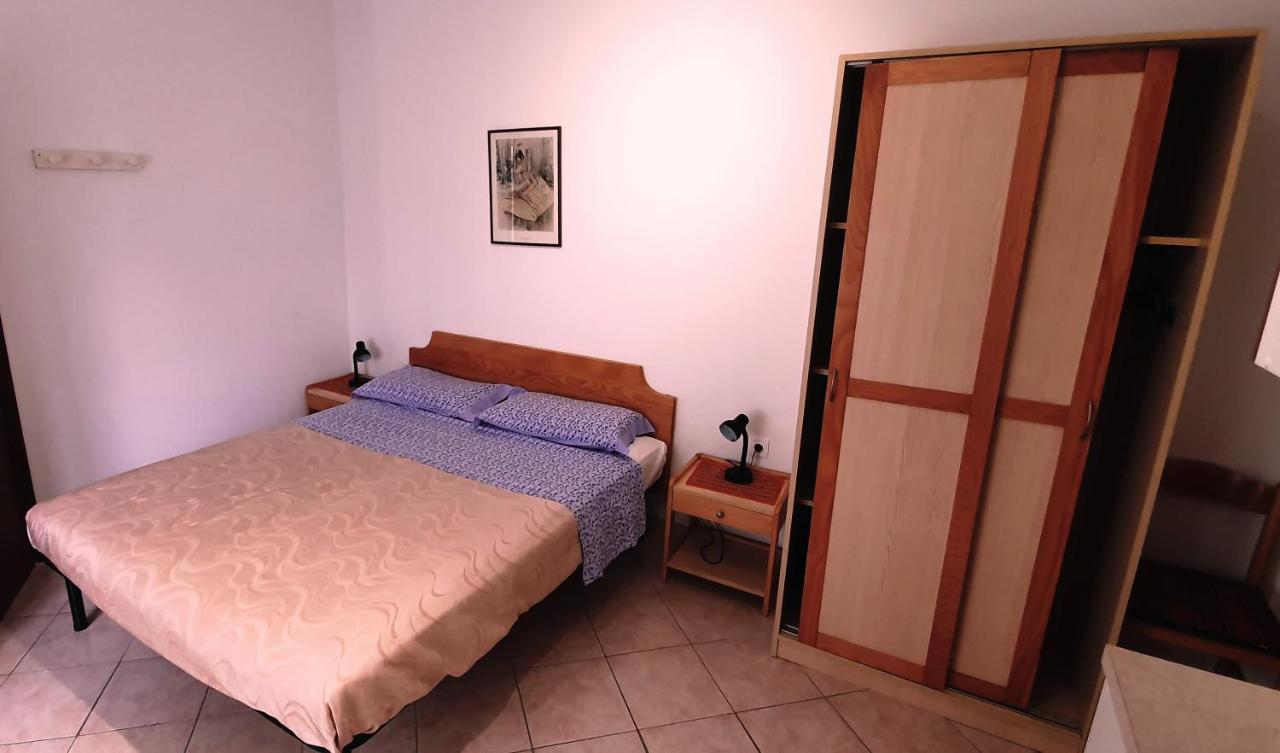 Cecillia Mare Apartments Ровин Екстериор снимка