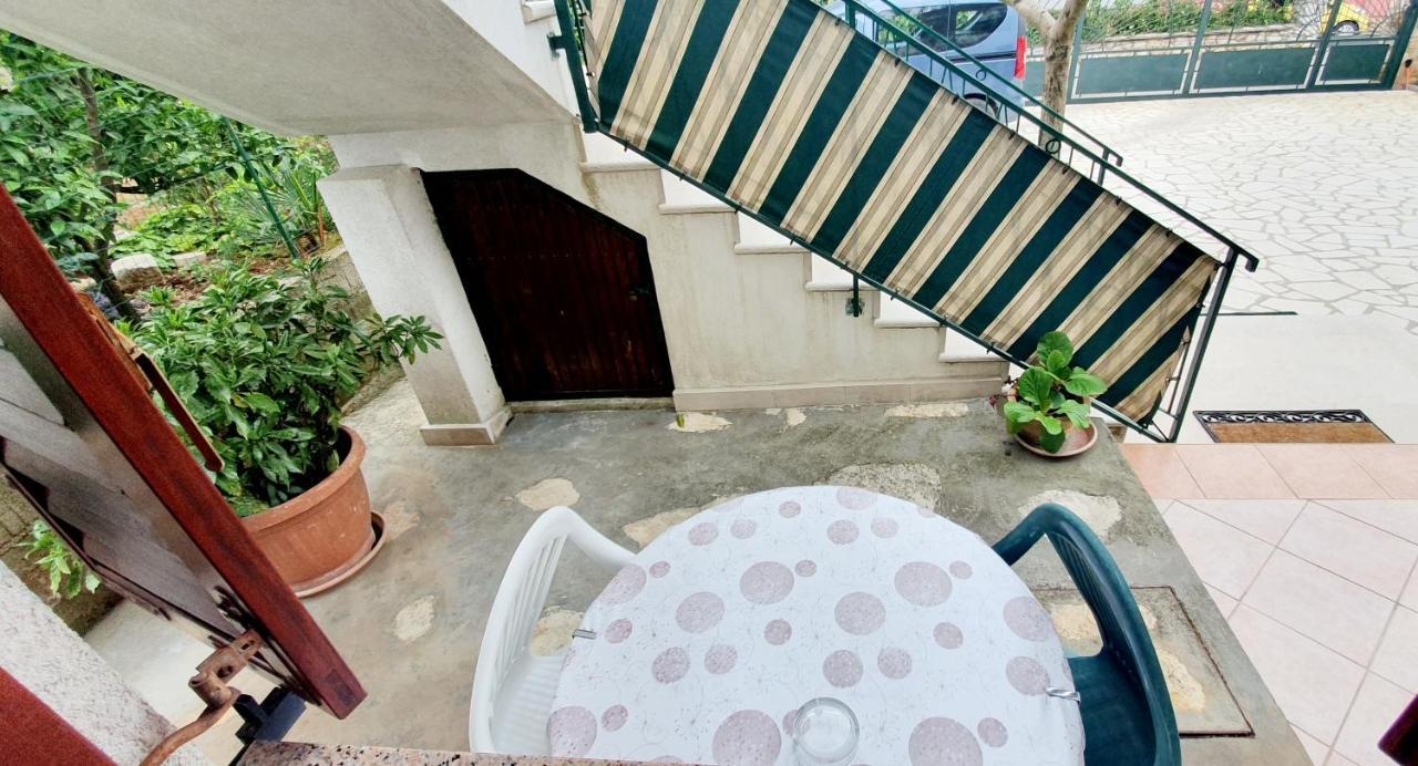 Cecillia Mare Apartments Ровин Екстериор снимка