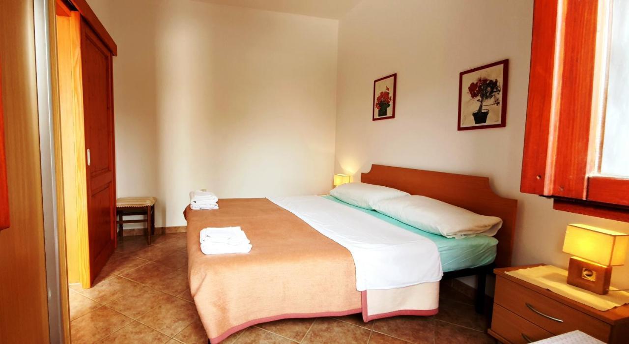 Cecillia Mare Apartments Ровин Екстериор снимка