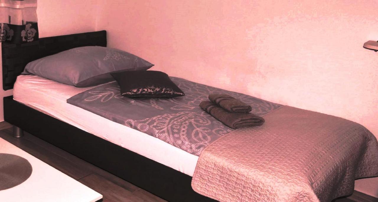 Cecillia Mare Apartments Ровин Екстериор снимка