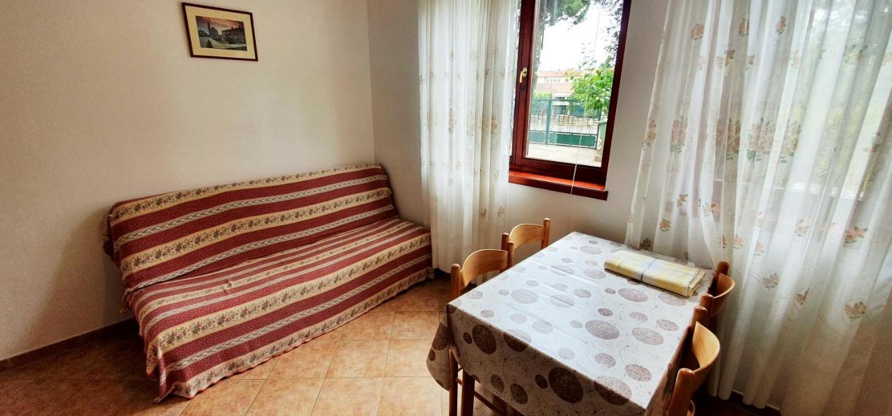 Cecillia Mare Apartments Ровин Екстериор снимка