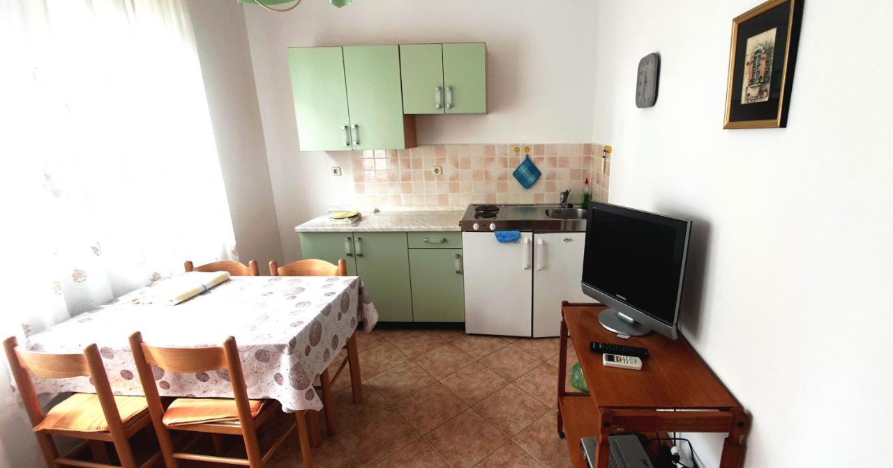 Cecillia Mare Apartments Ровин Екстериор снимка