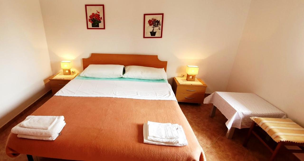 Cecillia Mare Apartments Ровин Екстериор снимка