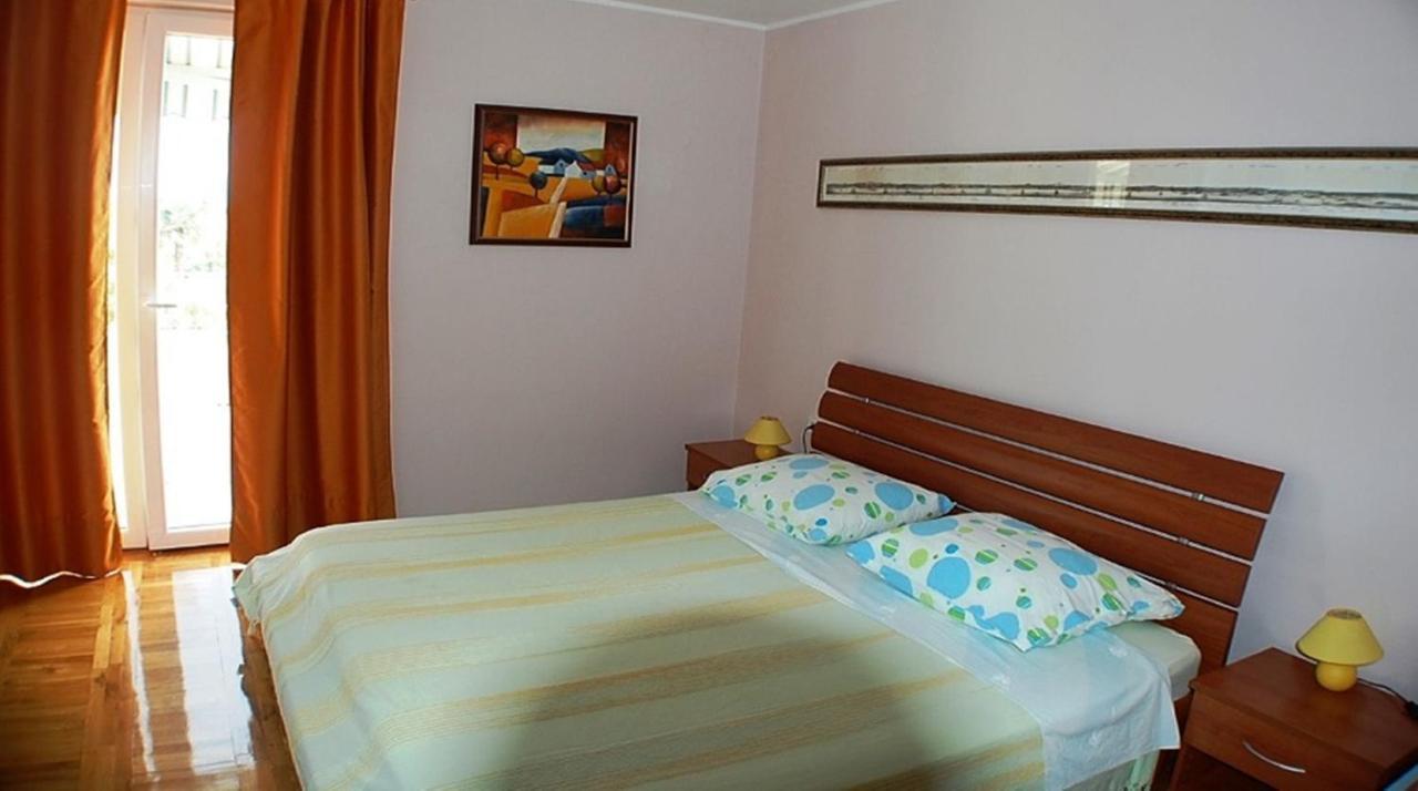 Cecillia Mare Apartments Ровин Екстериор снимка