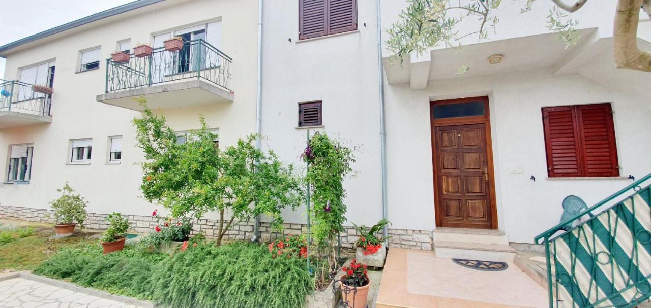 Cecillia Mare Apartments Ровин Екстериор снимка