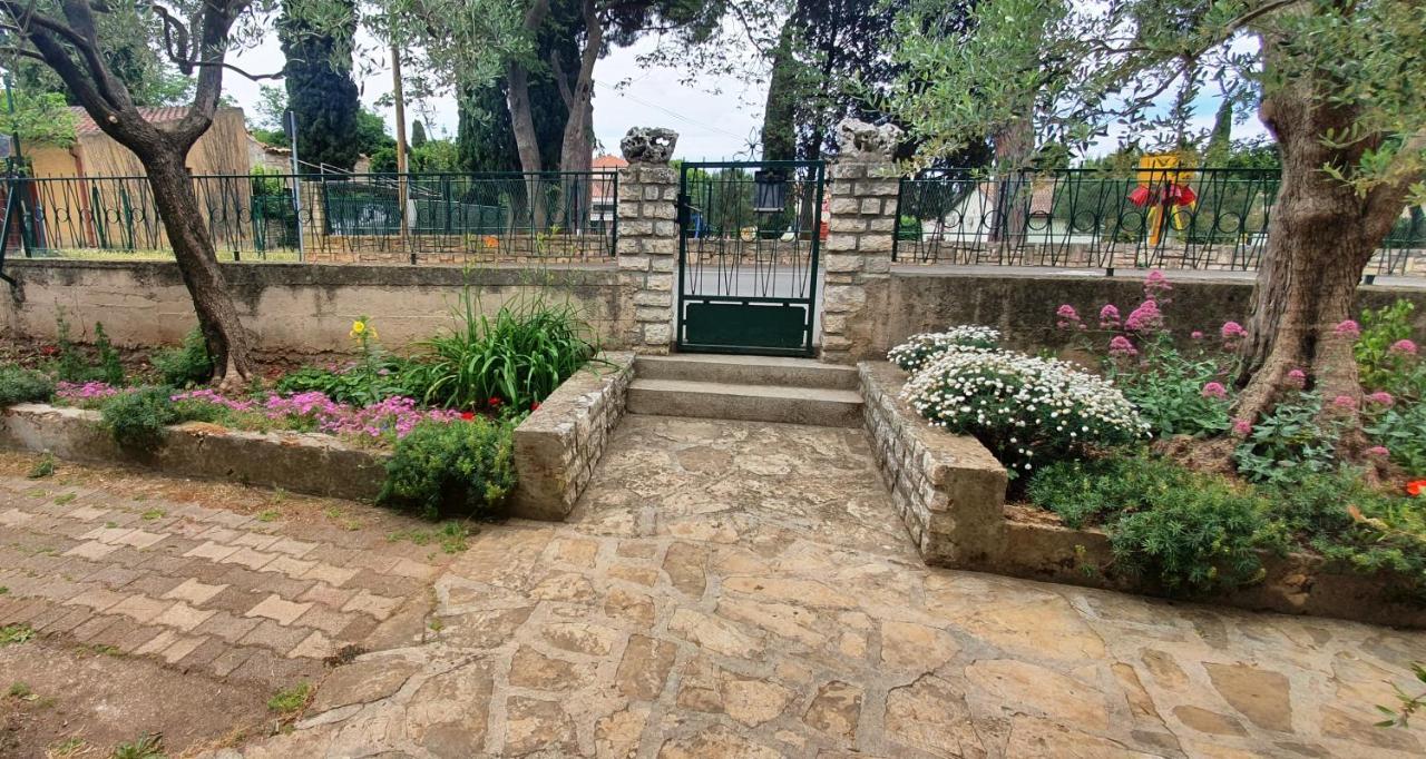 Cecillia Mare Apartments Ровин Екстериор снимка