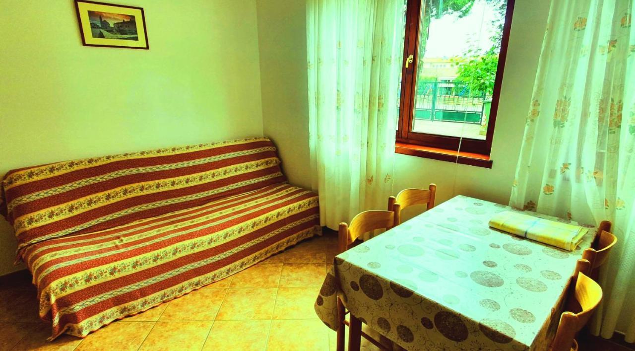 Cecillia Mare Apartments Ровин Екстериор снимка