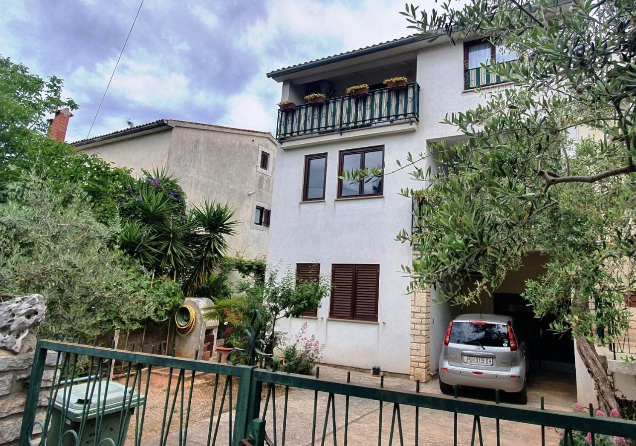 Cecillia Mare Apartments Ровин Екстериор снимка