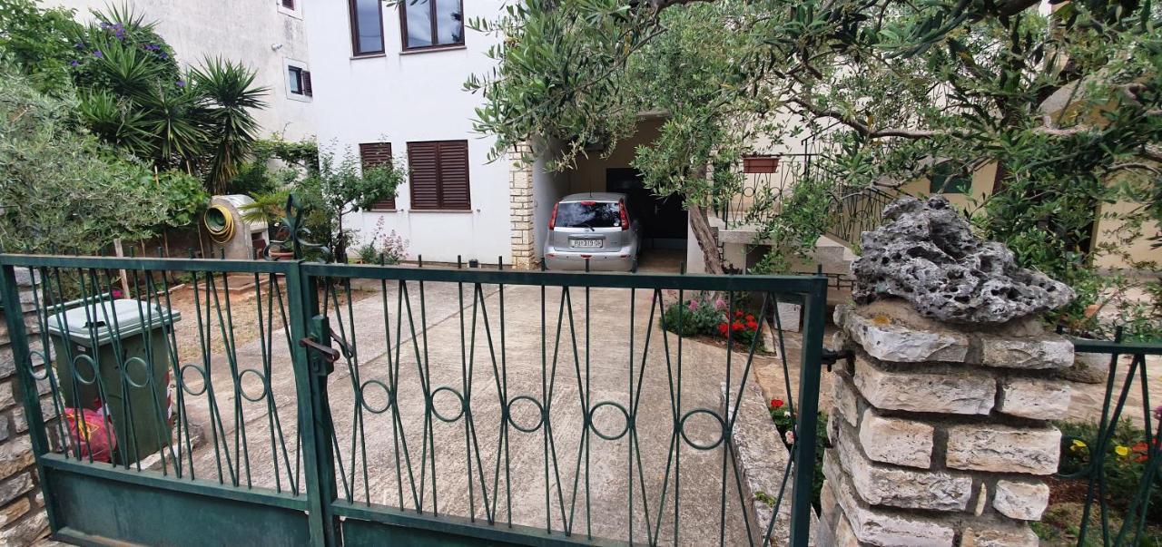 Cecillia Mare Apartments Ровин Екстериор снимка