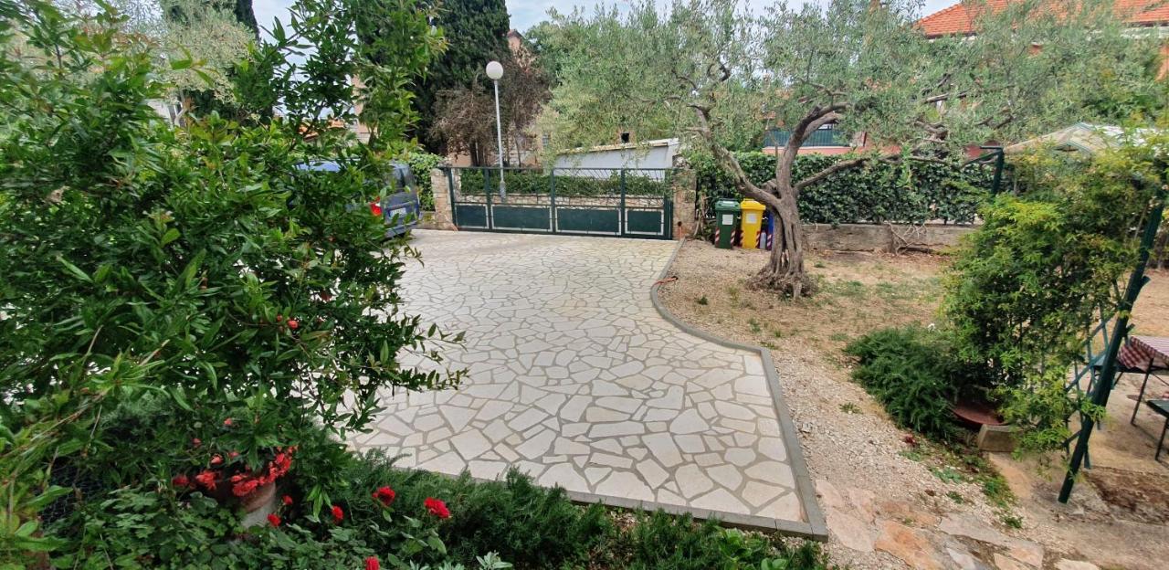 Cecillia Mare Apartments Ровин Екстериор снимка