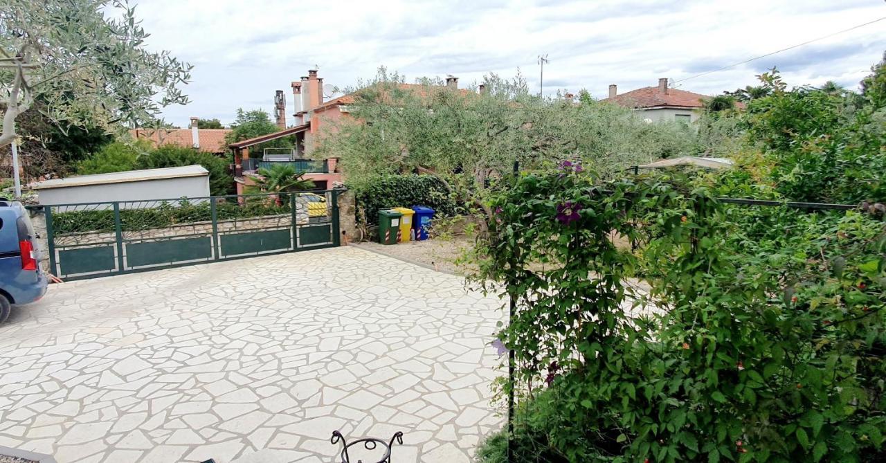 Cecillia Mare Apartments Ровин Екстериор снимка