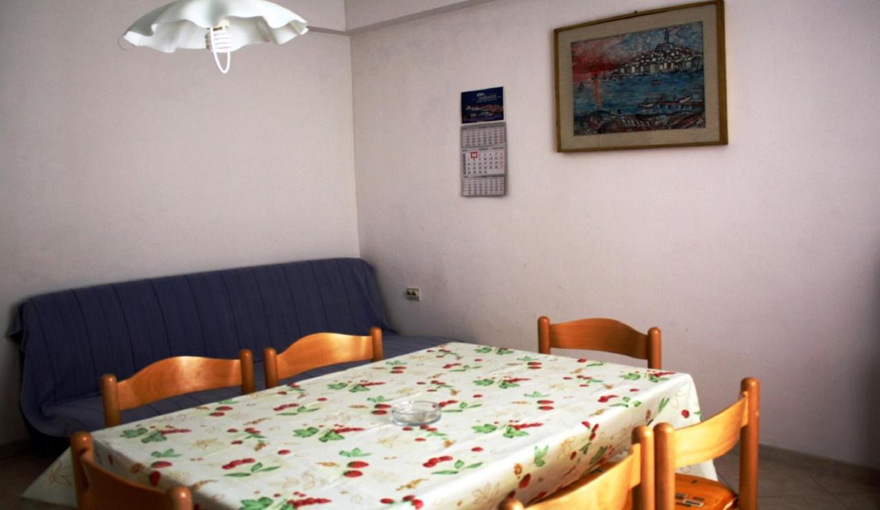 Cecillia Mare Apartments Ровин Екстериор снимка