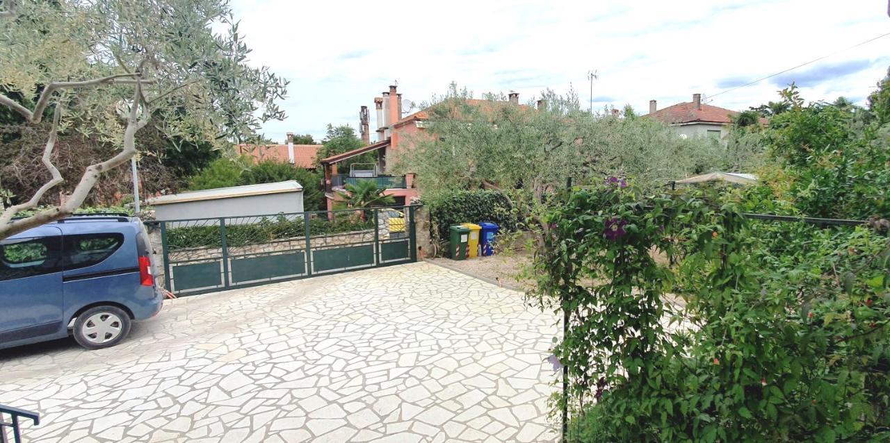 Cecillia Mare Apartments Ровин Екстериор снимка